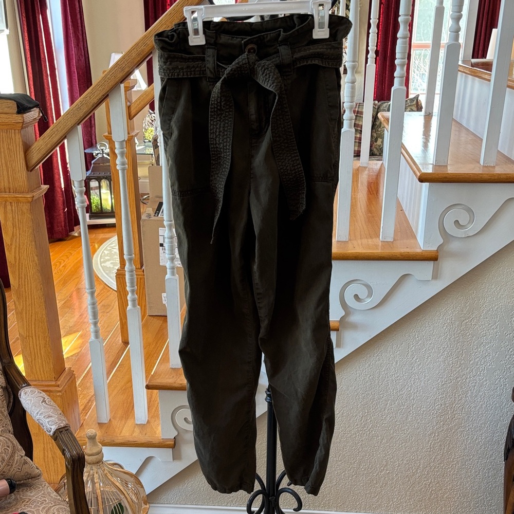 Maurices Khaki Green Tie-Waist Pants 💚🤎💚Women’s Size‎ 2